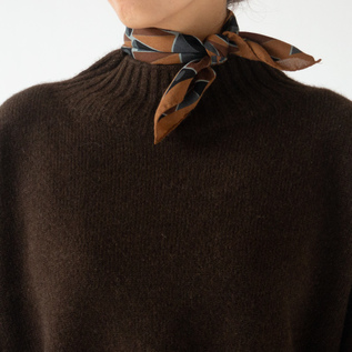 アクセントになるスカーフ(BROWN)