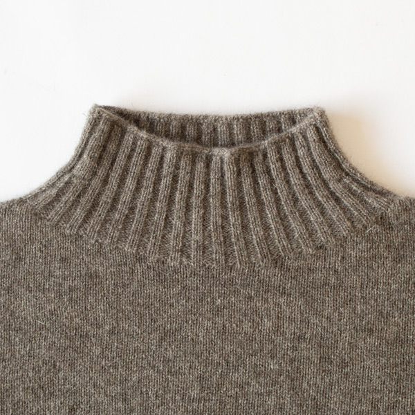 首元を包むハイネック(グレー) 首元を包むハイネック(グレー)