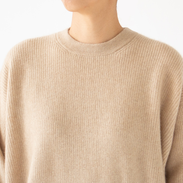 スウェットのように少し詰まった首まわり(NATURAL BEIGE)