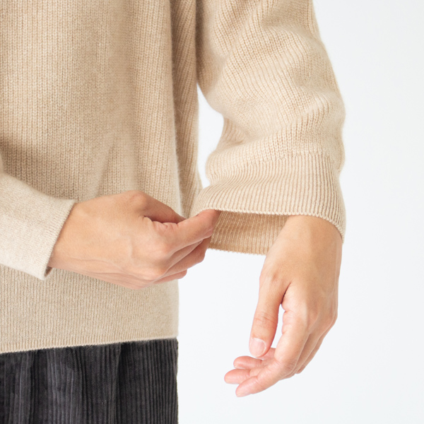 クリーンですっきりとした袖と裾のリブ(NATURAL BEIGE)