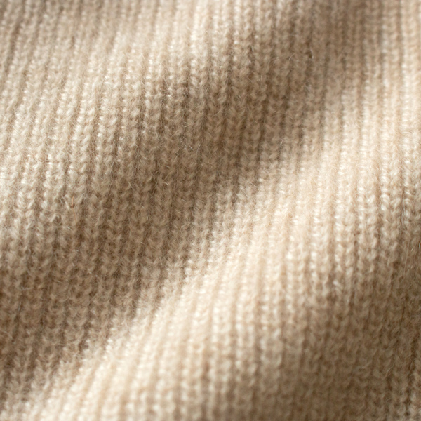 カシミヤは繊維が細く、チクチクとした皮膚の刺激を感じにくい素材(NATURAL BEIGE)