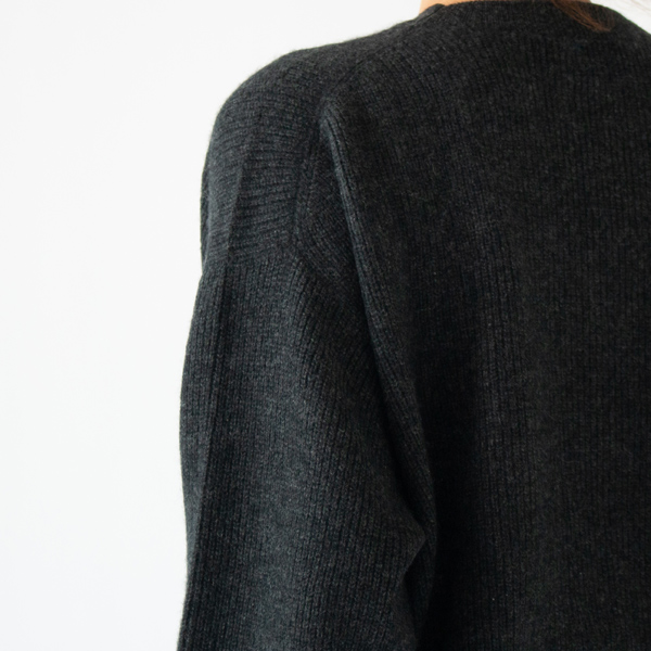 肩から落ちた部分に切り替えがあるため、肩まわりが動かしやすい(DARK GREY)
