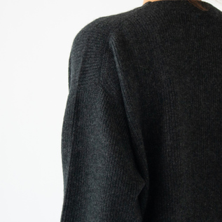 肩から落ちた部分に切り替えがあるため、肩まわりが動かしやすい(DARK GREY)