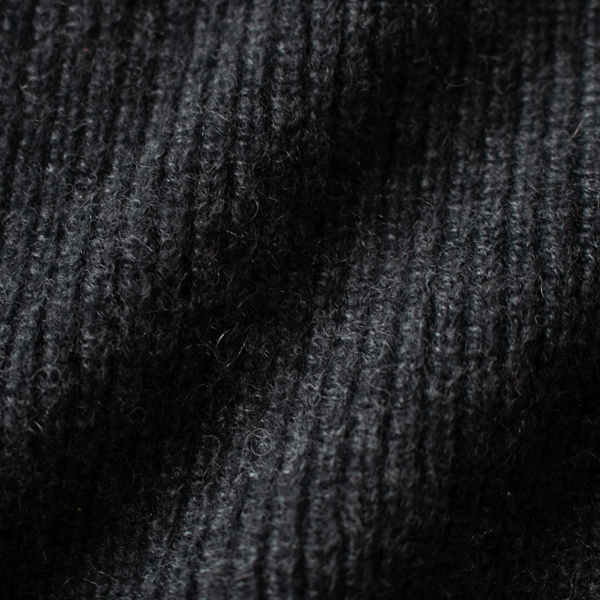 繊維が長いため、表面が滑らかで上品な艶があります(DARK GREY)
