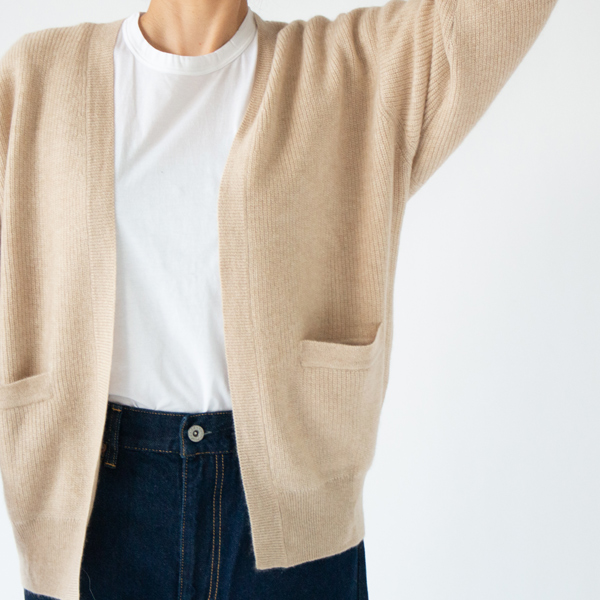 ボタンレスで、縦のラインを美しく(NATURAL BEIGE)