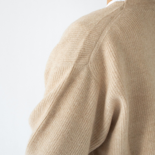 肩から落ちた部分に切り替えがあるため、肩まわりが動かしやすい(NATURAL BEIGE)