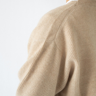 肩から落ちた部分に切り替えがあるため、肩まわりが動かしやすい(NATURAL BEIGE) 肩から落ちた部分に切り替えがあるため、肩まわりが動かしやすい(NATURAL BEIGE)
