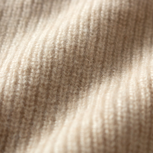 カシミヤは繊維が細く、チクチクとした皮膚の刺激を感じにくい素材(NATURAL BEIGE)