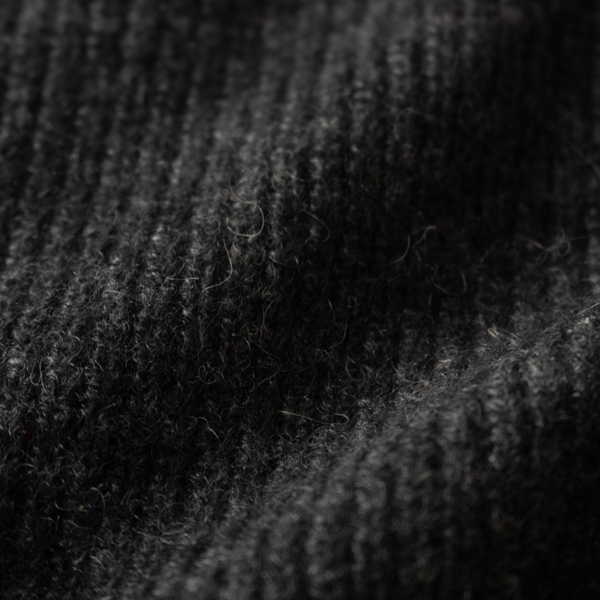 繊維が長いため、表面が滑らかで上品な艶があります(DARK GREY)