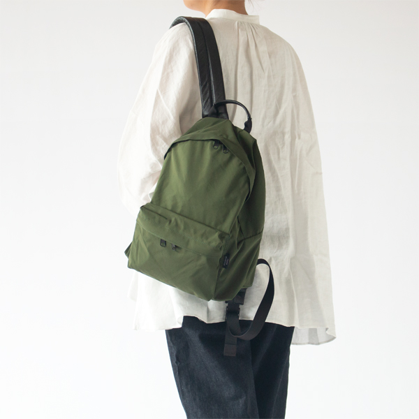 DAILY DAYPACKよりもやや丸みを帯びたデザイン（GREEN）