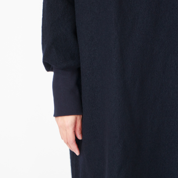 ぽわんとした袖がかわいらしいデザイン(NAVY)