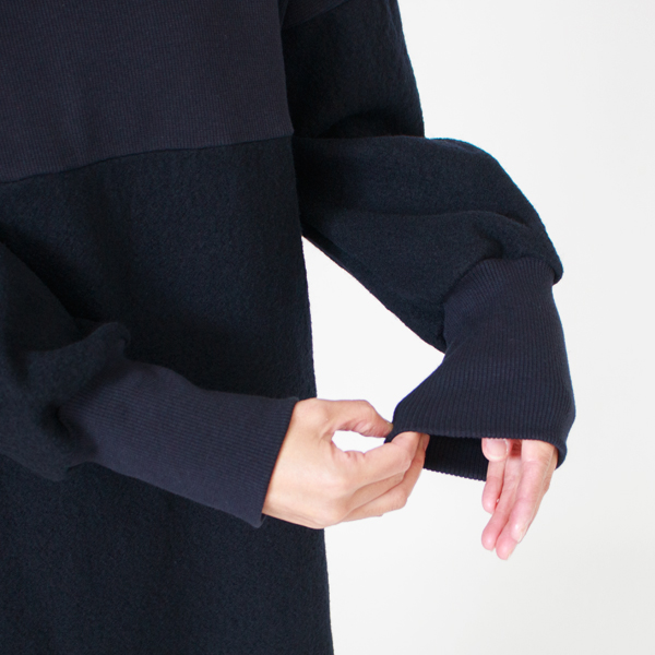 袖のリブもよく伸びます(NAVY)