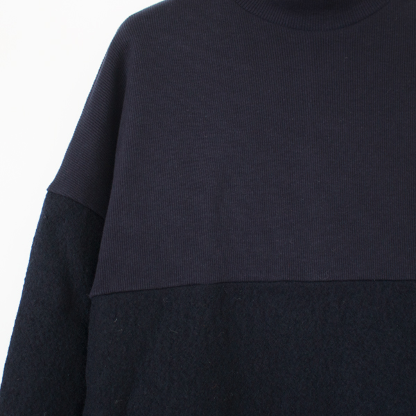肩周りはニットのようによく伸びる生地(NAVY)