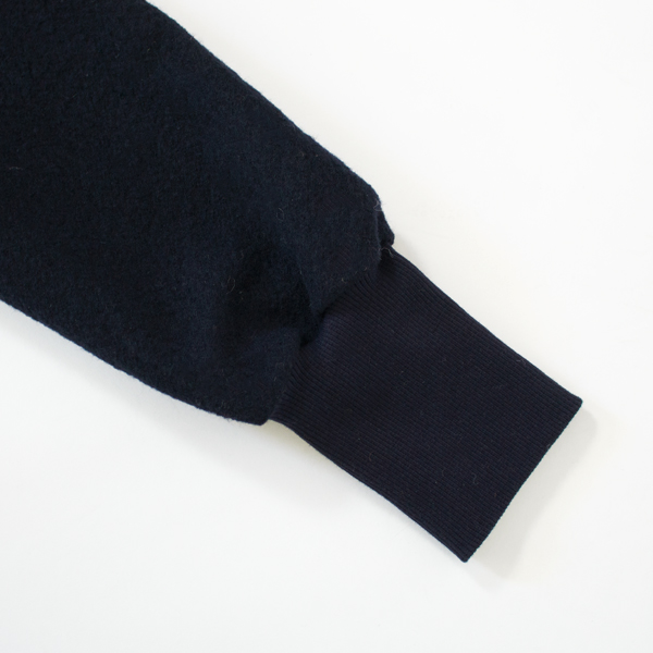 袖はリブ付き(NAVY)
