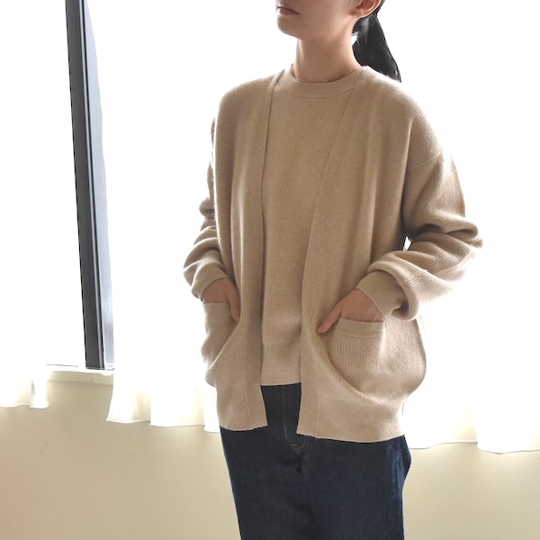 モンゴルカシミヤボタンレスカーディガンと合わせてアンサンブルとしても使えます（身長：159cm・NATURAL BEIGE）