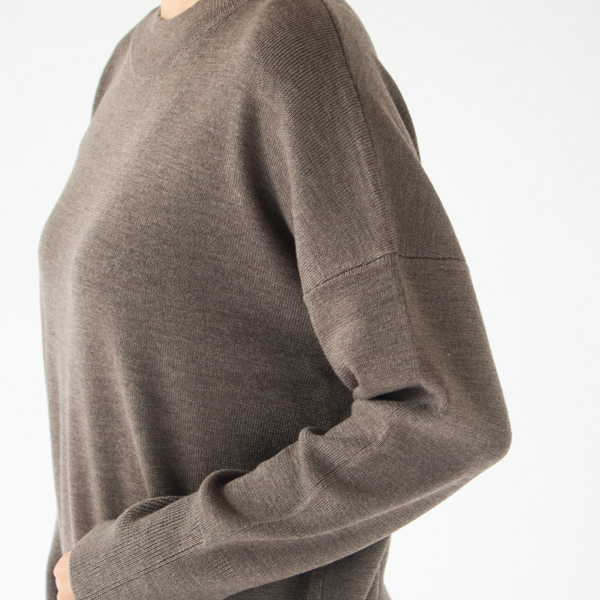 ドロップショルダーで腕周りもゆったり ドロップショルダーで腕周りもゆったり