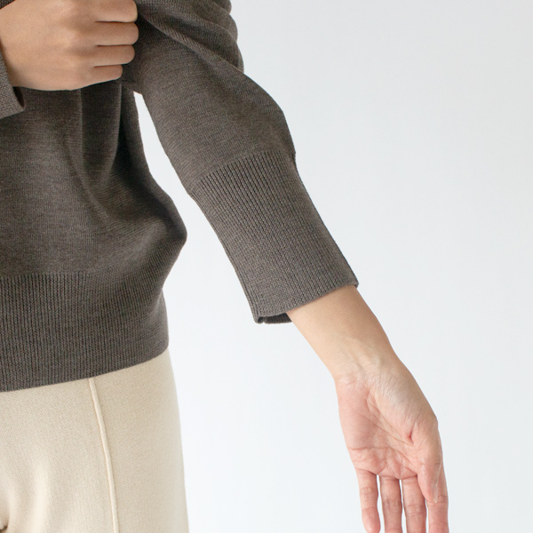 女性らしい印象の長めのリブ袖 女性らしい印象の長めのリブ袖