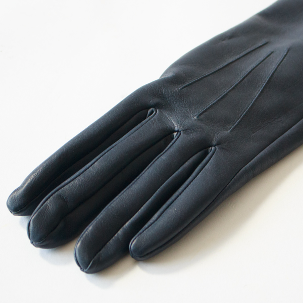細身に仕上げたクラシックなシルエット(NAVY)
