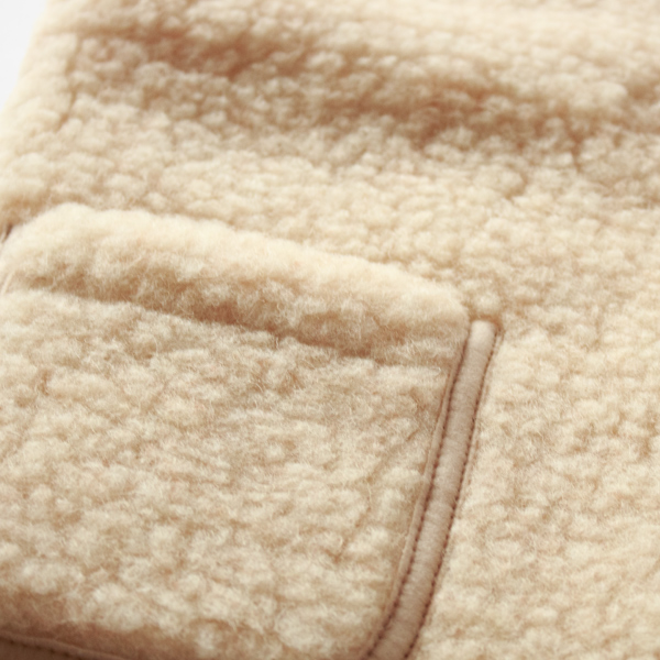 外側はもこもことした質感で保温性も抜群(BEIGE)