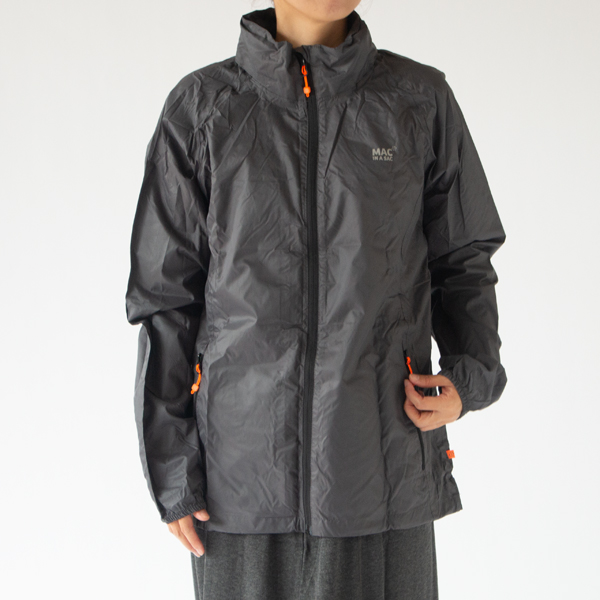 身長160cm(Charcoal-S)ジャケットのインナーには薄手の長袖カットソー着用