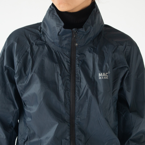 身長160cm(Navy-S)襟にはフードが収納されていて、格納した状態ではスタンドカラーのようになります