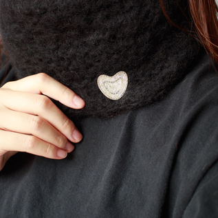 ブローチをつけてアレンジするのもおすすめです(BLACK) ブローチをつけてアレンジするのもおすすめです(BLACK)
