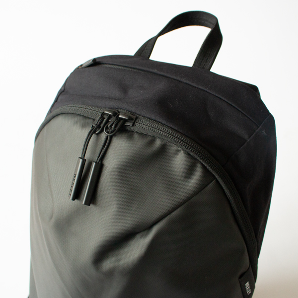 CORDURA COATEDは、PUコーティングを施した900Dポリエステル（フロント）