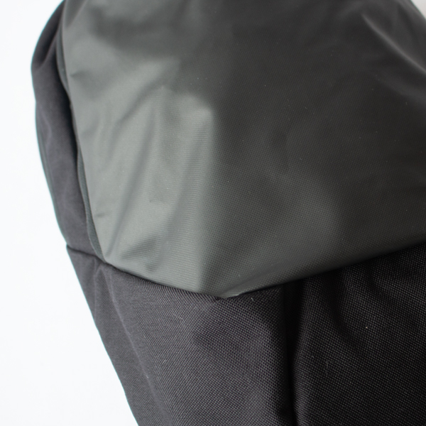 CORDURA COATEDは、PUコーティングを施した900Dポリエステル（フロント）