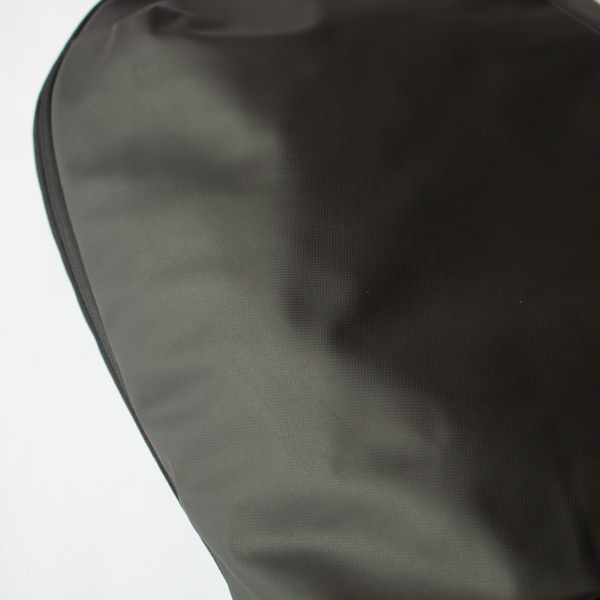 CORDURA COATEDは、PUコーティングを施した900Dポリエステル（フロント）