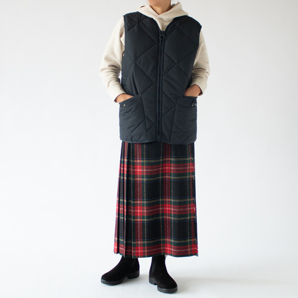 すっきりとしたシルエットのベスト（身長160cm・NAVY）