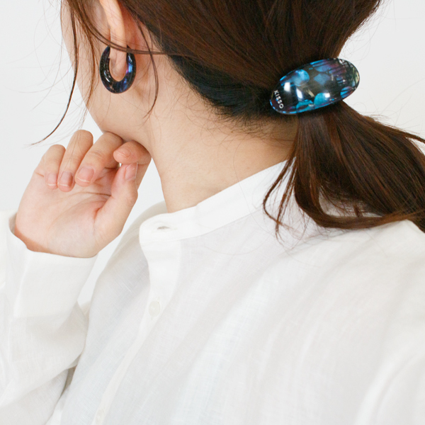 ヘアタイとのセットでの着用も素敵です。（【別注】Aurora Dot）
