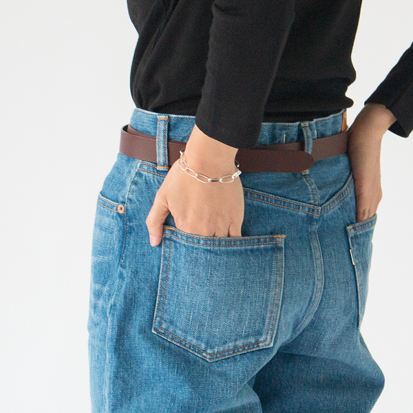ユニセックスで身につけられます(RECTANGLE　18cm)
