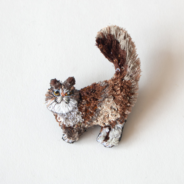 刺繍ブローチピン(Fluffy Cat)　見覚えのある様子がまた愛らしい