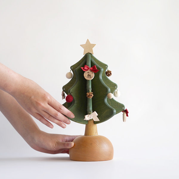 鉢を押さえて、幹の根元をくるくると回すと、オルゴールの音色でWe wish you a Merry Christmasが響きます。