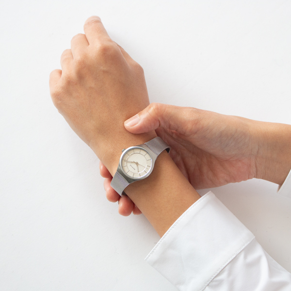 BERING Classic レディース腕時計(WHITE)