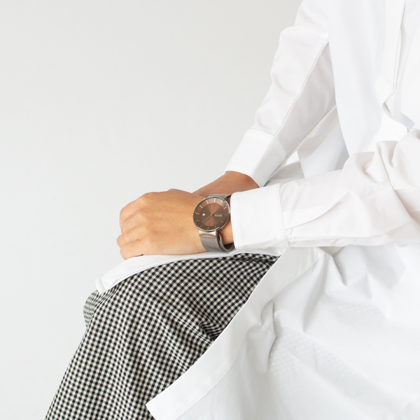 BERING Solar メンズ腕時計(BROWN GRAY、参考に女性が着用していますが、男性向けです)