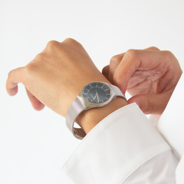 BERING Classic レディース腕時計(NAVY)