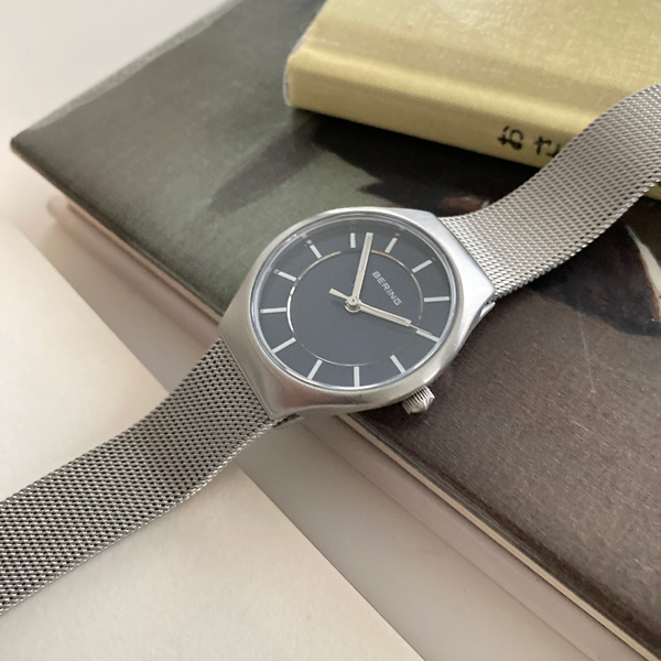 BERING Classic レディース腕時計(NAVY)
