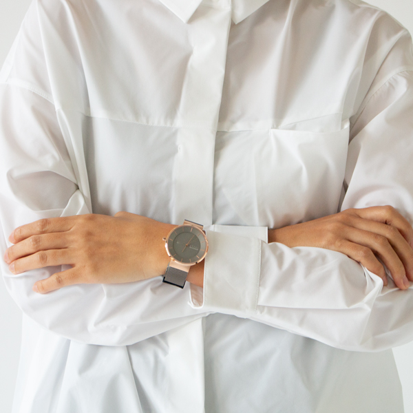 BERING Solar メンズ腕時計(GREY ROSEGOLD、参考に女性が着用していますが、男性向けです)