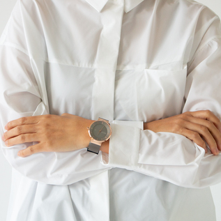 BERING Solar メンズ腕時計(GREY ROSEGOLD、参考に女性が着用していますが、男性向けです) BERING Solar メンズ腕時計(GREY ROSEGOLD、参考に女性が着用していますが、男性向けです)