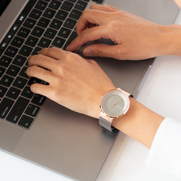 BERING Solar メンズ腕時計(GREY ROSEGOLD、参考に女性が着用していますが、男性向けです)