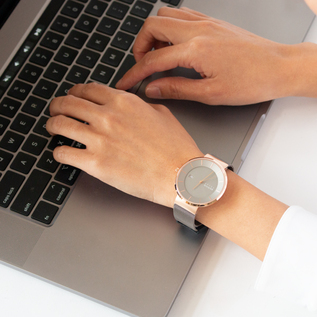 BERING Solar メンズ腕時計(GREY ROSEGOLD、参考に女性が着用していますが、男性向けです) BERING Solar メンズ腕時計(GREY ROSEGOLD、参考に女性が着用していますが、男性向けです)