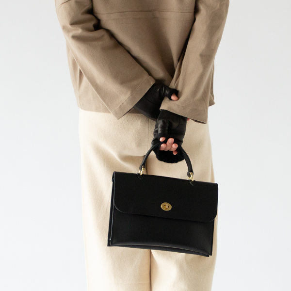 レザーとニットで大人カジュアル レザーとニットで大人カジュアル