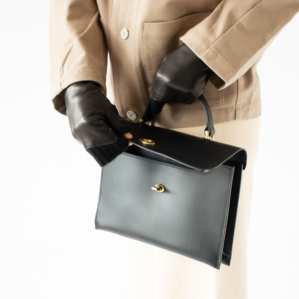 指先が出ているので荷物の取り出しもしやすい 指先が出ているので荷物の取り出しもしやすい