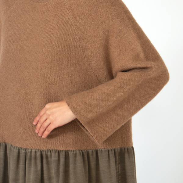 袖口が広がっているのが可愛らしい(身長160cm・キャメル)