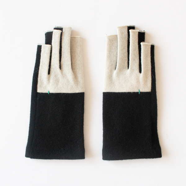 ウールカシミヤ指なし手袋(IVORY/BLACK)