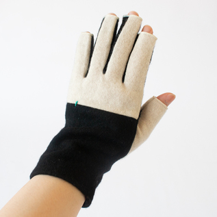 指先が出ているので、細かな作業もしやすい手袋です(IVORY/BLACK) 指先が出ているので、細かな作業もしやすい手袋です(IVORY/BLACK)