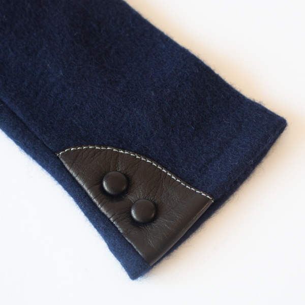 手首にレザーパーツがついています(NAVY)