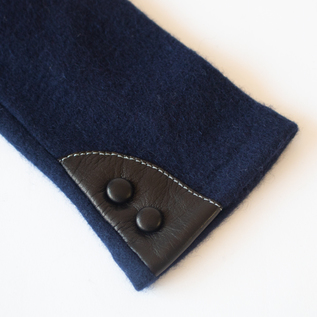手首にレザーパーツがついています(NAVY) 手首にレザーパーツがついています(NAVY)