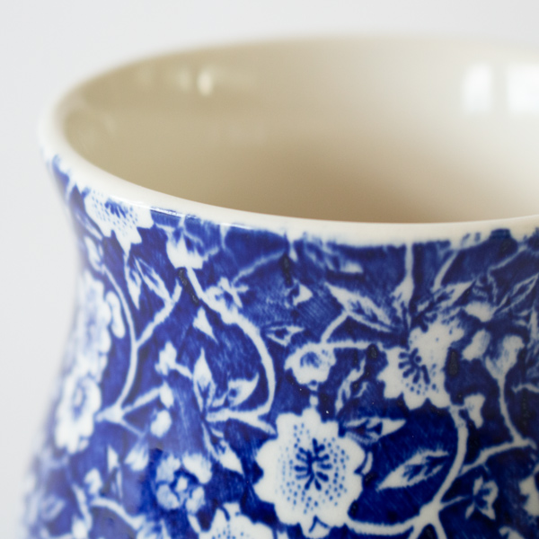イギリスで200年前から続く伝統製法の「銅板転写」を用いています(Blue Calico)